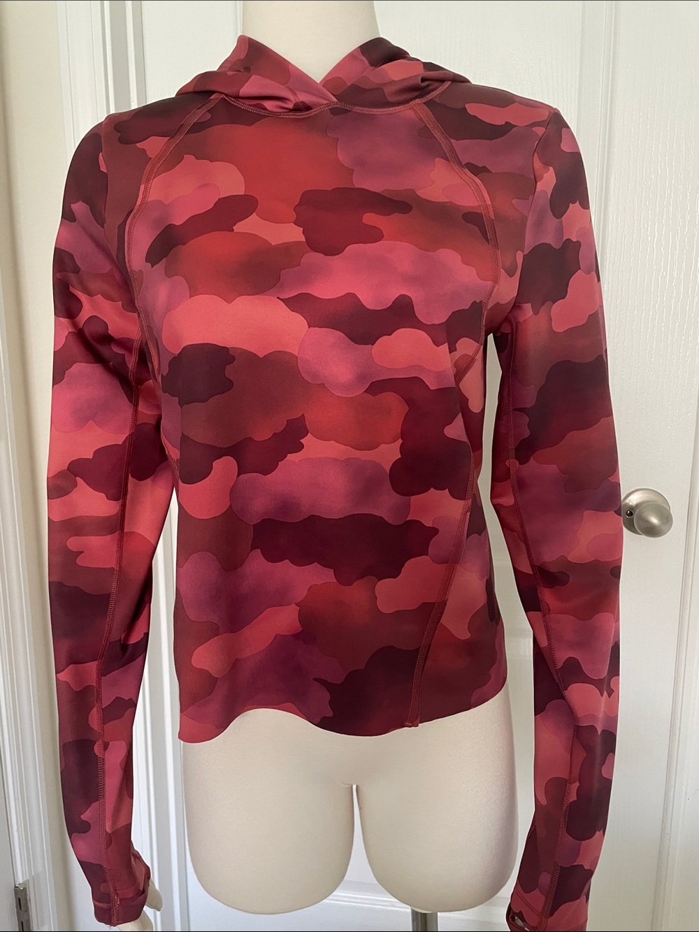 NWOT Athleta Pinnacle Crop Hoodie Pink Camo Stretchy Pullover Nylon Size Small